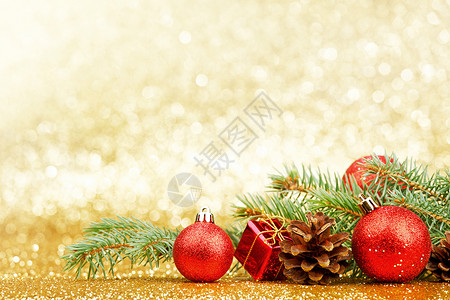 诞卡与杉木树枝装饰金色闪光的背景背景图片