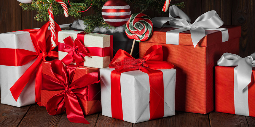诞树下装饰的诞礼物,糖果罐头条纹的鲍布装饰的诞礼物图片