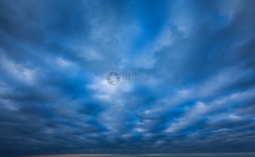 戏剧的暴风雨天空与云戏剧的暴风雨天空图片