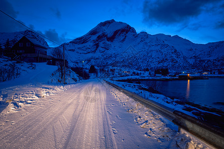 卢福腾群岛上的道路,挪威晚上覆盖着雪冬天挪威的路图片