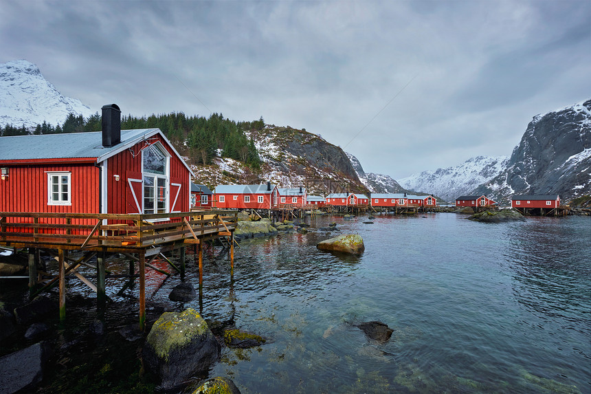 努斯福德真实的渔村与传统的红色罗布房子冬天挪威洛福腾群岛挪威Nusfjord渔村图片
