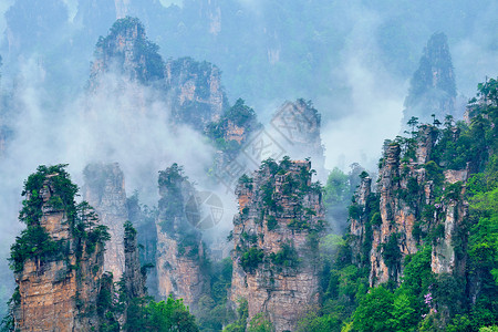 中国著名的旅游景点张家界石柱崖山雾云中,湖南武陵源,中国张家界山脉,中国图片