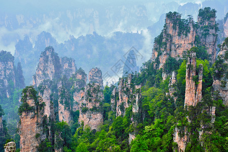 联合国教科文中国著名的旅游景点张家界石柱崖山雾云中,湖南武陵源,中国张家界山脉,中国背景