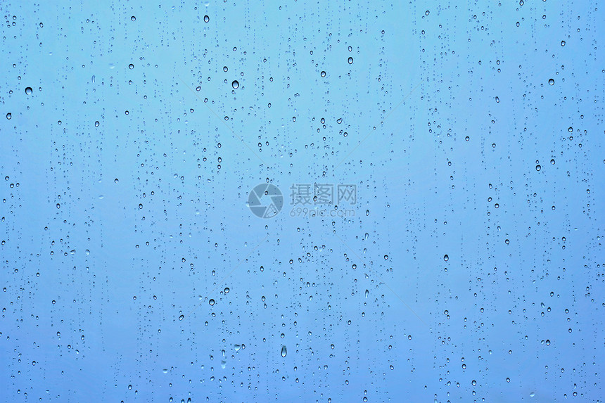 雨水滴窗户璃纹理背景上雨点落窗户上图片