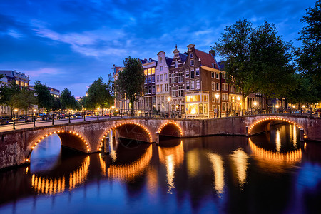 阿姆特丹黄昏时分,鹿特丹城市景观的夜景与运河桥梁中世纪的房屋照亮荷兰阿姆斯特丹鹿特丹运河,桥梁中世纪的房子晚上背景