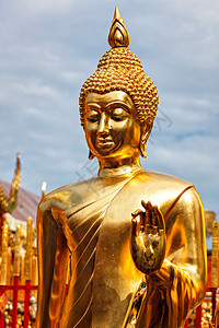 重的佛教徒镀金佛像Watphra,多苏贴,泰国佛陀雕像,泰国背景