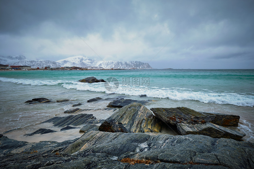 峡湾岩石海滩上挪威海的波浪兰伯格海滩,洛福腾群岛,挪威洛芬岛景观图片