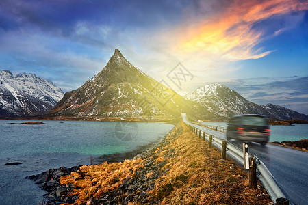 弗雷德杜西诺汽车挪威峡湾的道路上日落挪威洛福腾群岛运动模糊挪威路上的车背景