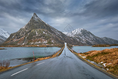 挪威峡湾的公路挪威洛福腾群岛挪威的公路桥高清图片