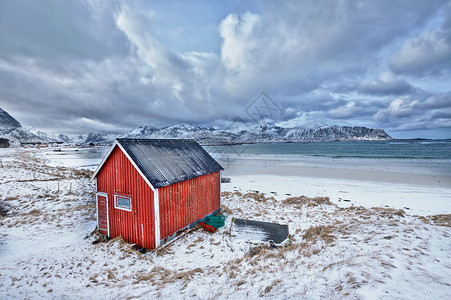 高动态范围图像峡湾海滩红罗布房屋棚的高动态范围HDR图像斯卡桑登海滩,洛芬岛,挪威挪威峡湾海滩上的红色罗布屋背景