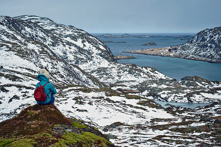 冬季欣赏峡湾景色的女游客挪威洛福腾群岛挪威洛福滕岛的女游客图片
