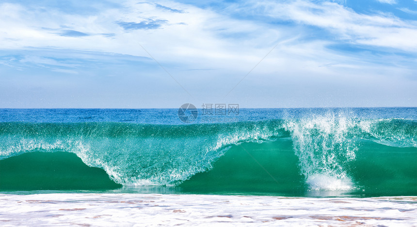 大海中的大浪与蓝天,全景图像大海里的大浪图片