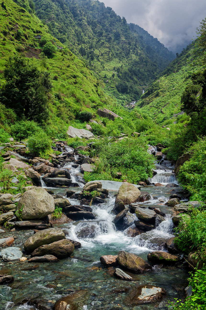 喜马拉雅山的巴祖纳格瀑布麦克洛德甘尼,希马查尔邦,印度巴祖纳格瀑布图片