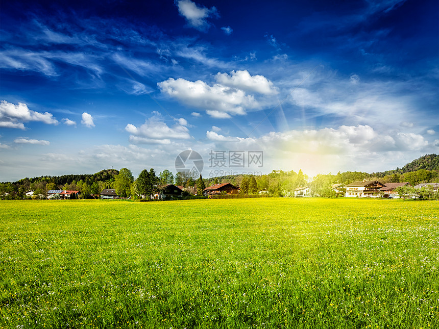 德国,阳光蓝天的乡村草地乡村草地,阳光蓝天图片