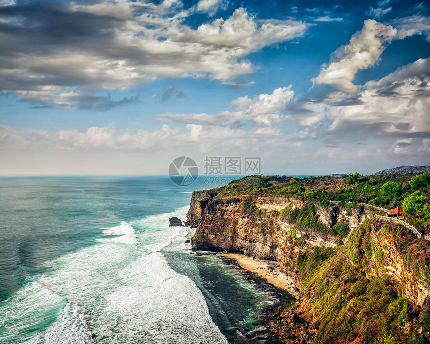 悬崖海洋日落乌卢瓦图,巴厘岛,印度尼西亚日落时海洋中的悬崖图片