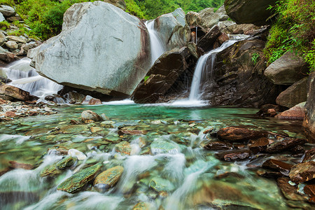 巴古那格瀑布瀑布Bhagsu,印度河川邦用偏光镜过滤器巴格苏瀑布Bhagsu,印度河川邦背景