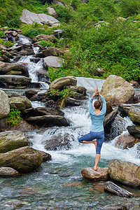 河阿弗里克女人哈塔瑜伽平衡瑜伽,阿莎娜,vrikshasana树姿势瀑布户外瑜伽中的女人瀑布户外摆姿势背景