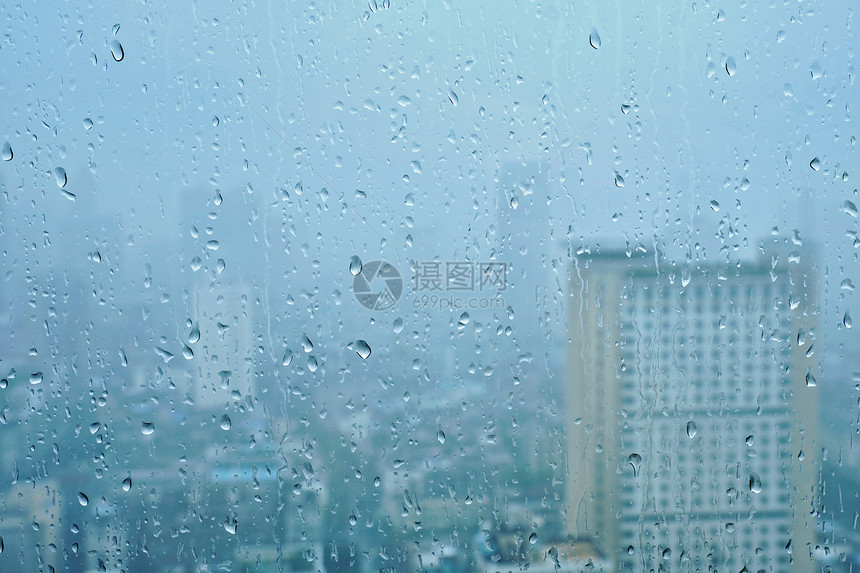 雨水滴窗户璃纹理上,背景摩天大楼雨点落窗户上图片