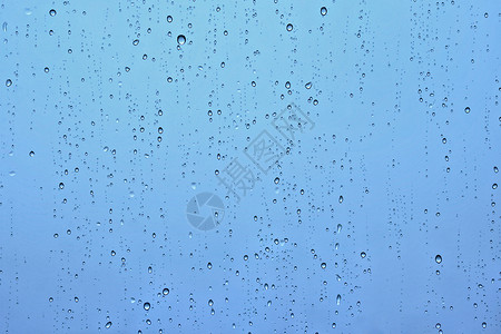雨水滴窗户璃纹理背景上雨点落窗户上背景图片