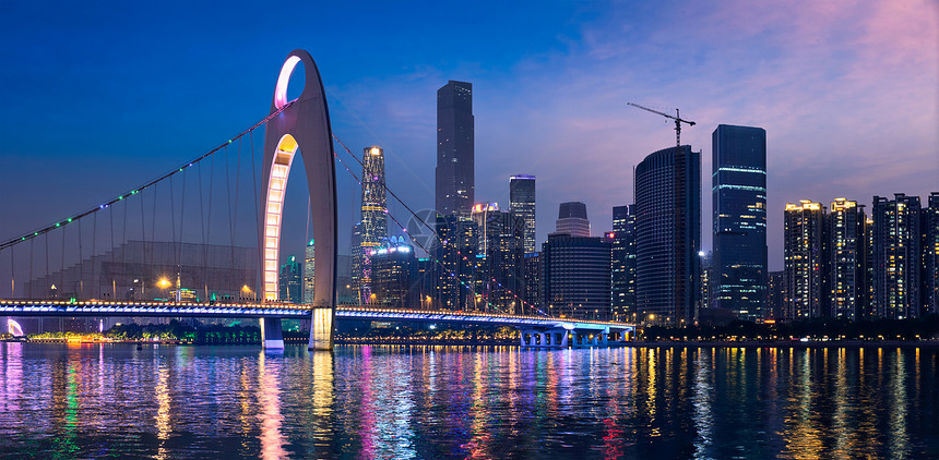 广州城市景观天际线上的珠江与利德桥照亮了傍全景广州,中国广州天际线广州,中国图片