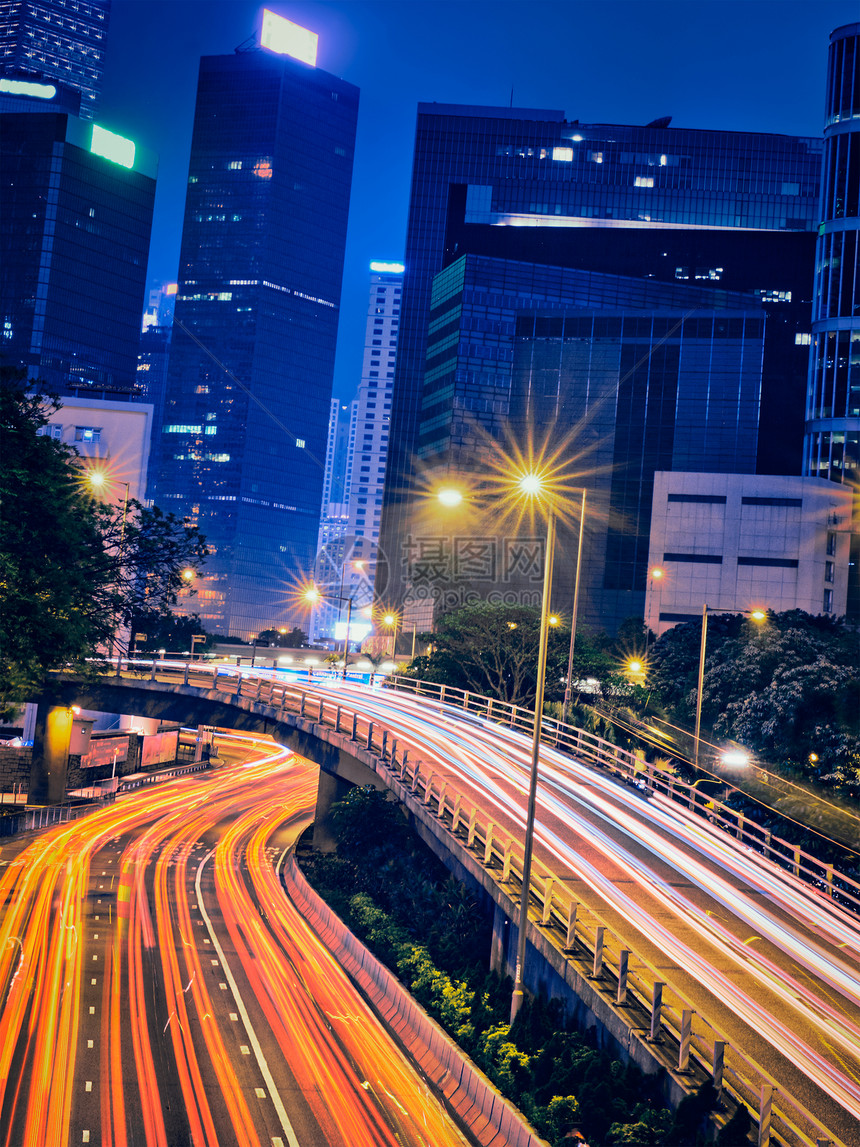 香港夜间的街道交通写字楼摩天大楼高速公路上繁忙的交通,车辆模糊,小径轻盈中国香港香港夜间的街道交通图片