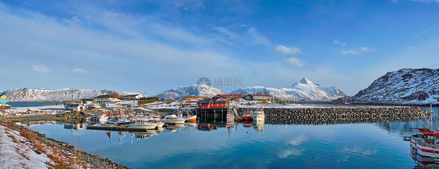 挪威挪威峡湾码头上的渔船游艇的全景,挪威冬季的洛福腾群岛上的村庄挪威码头上的渔船游艇图片