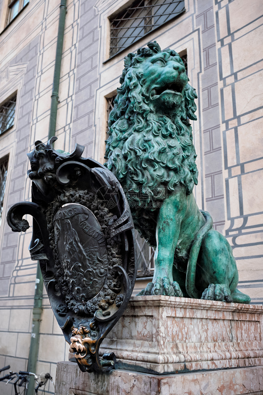 巴伐利亚狮子雕像慕尼黑阿尔特塞伦茨宫奥德翁普拉茨慕尼黑,巴伐利亚,德国慕尼黑住宅宫殿的巴伐利亚狮子雕像图片