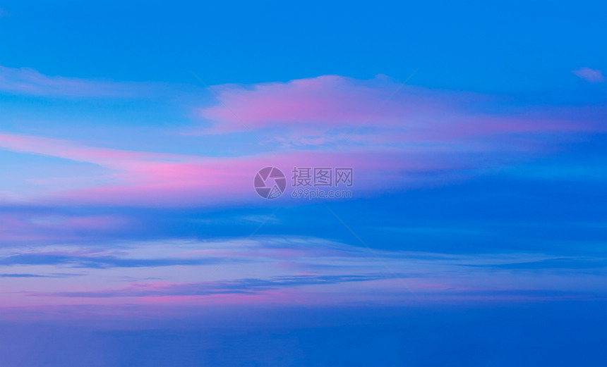 天空中戏剧的晚霞日落的天空戏剧的云图片