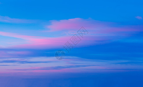 天空中戏剧的晚霞日落的天空戏剧的云图片