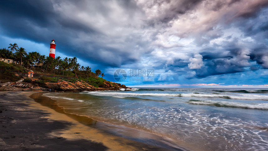 海滩科瓦拉姆Vizhinjam灯塔上收集风暴的全景喀拉拉邦,印度聚集风暴,海滩,灯塔喀拉拉邦,印度图片