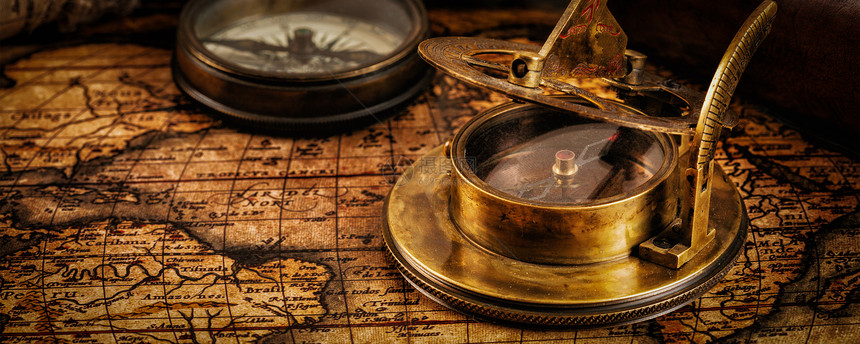 旅行地理导航背景信报箱全景旧复古罗盘与日晷望远镜古代世界与合作古上的老式指南针图片