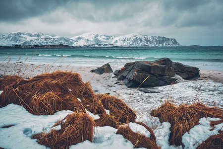 峡湾岩石海滩上挪威海的波浪兰伯格海滩,洛福腾群岛,挪威洛芬岛景观图片