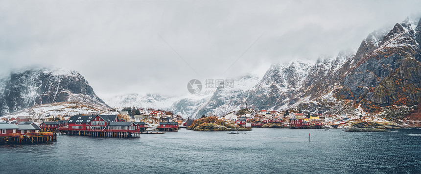 传统渔村a卢福腾群岛,挪威与红色罗布房屋全景冬天雪挪威洛福顿群岛上的个村庄全景图片