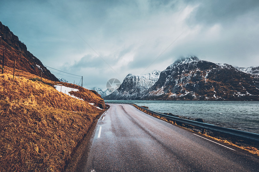挪威峡湾的公路挪威洛福腾群岛挪威沿峡湾的道路图片