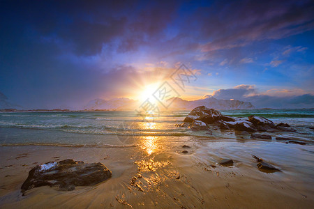 鲁克伦科人日落时位于峡湾岩石海岸的挪威海海滩斯卡桑登海滩,洛芬岛,挪威日落时的斯卡桑登海滩,挪威背景