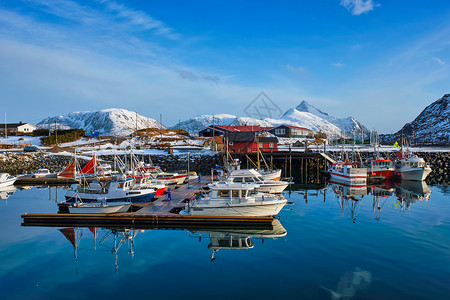 挪威挪威峡湾码头上的渔船游艇挪威洛福腾群岛的村庄过冬挪威码头上的渔船游艇图片