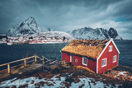 豪顿赖因海滕传统的红色Rorbu房子雷恩村的洛福滕岛,挪威冬季罗福顿群岛赖因村的传统红色罗布屋,背景
