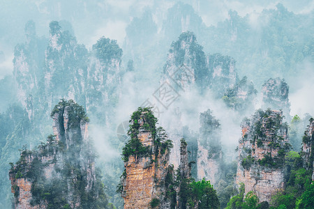 中国著名的旅游景点张家界石柱崖山雾云中,湖南武陵源,中国张家界山脉,中国图片