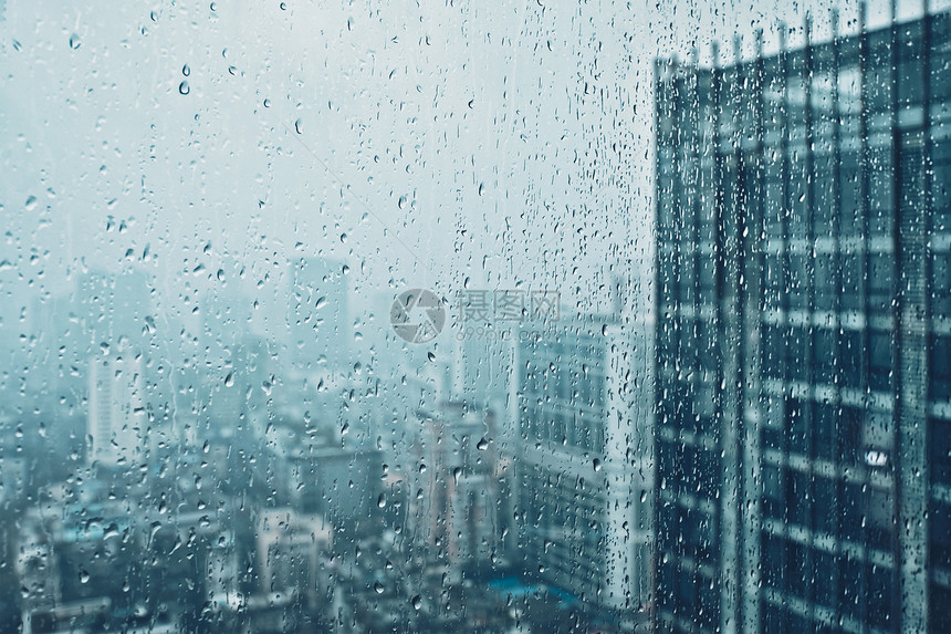 雨水滴窗户璃纹理上,背景摩天大楼雨点落窗户上图片