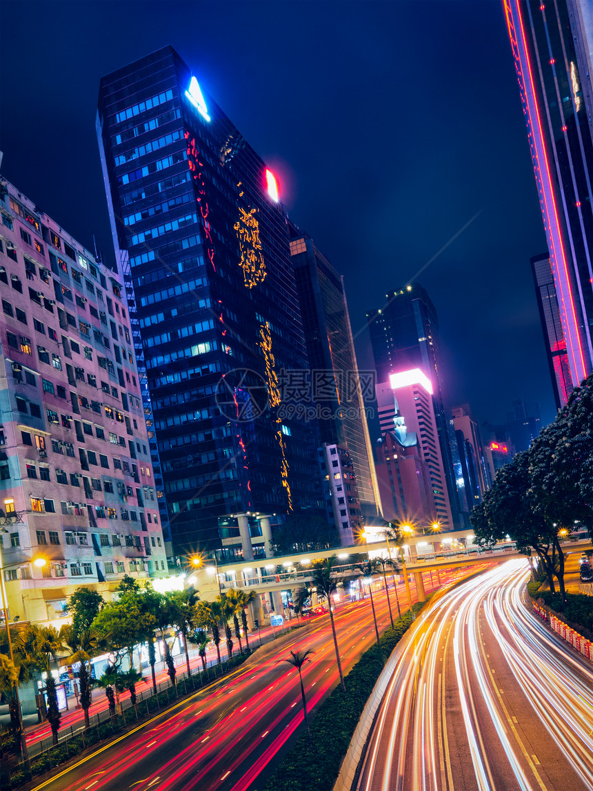 香港夜间的街道交通写字楼摩天大楼高速公路上繁忙的交通,车辆模糊,小径轻盈中国香港香港夜间的街道交通图片