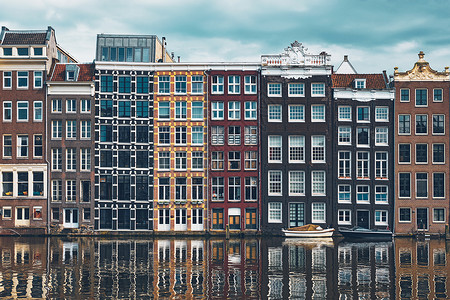 荷兰阿姆斯特丹运河上的房屋船图片