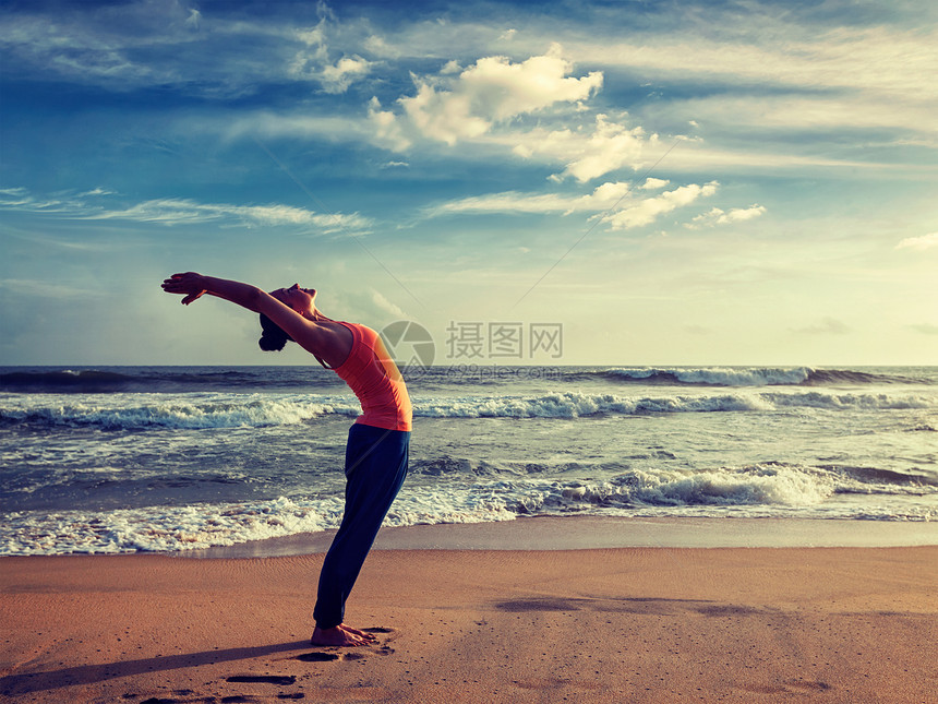 复古效果,时尚风格的形象,轻运动健康的女人瑜伽,太阳敬礼,苏里亚纳马斯卡姿势哈斯塔乌塔纳萨纳热带海滩日落轻的运动健康图片