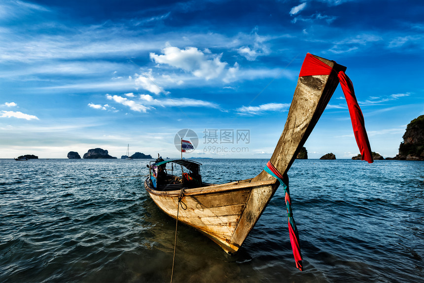 泰国克拉比日落时的泰国长尾船泰国海滩上的长尾船图片