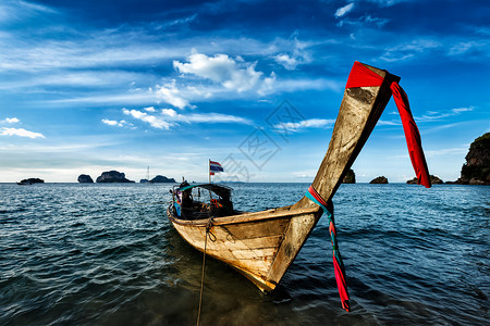 泰国克拉比日落时的泰国长尾船泰国海滩上的长尾船图片