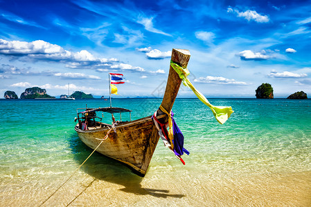 泰国克拉比热带海滩的长尾船泰国海滩上的长尾船图片