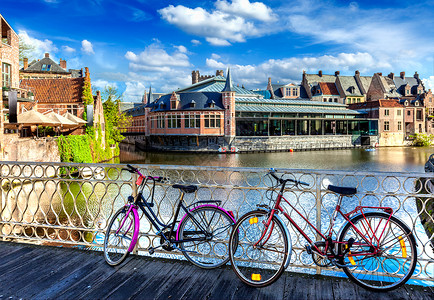 混伦贝尔自行车欧洲城市非常常见流行的交通工具欧洲商业街的自行车根特,贝尔希姆桥,自行车运河根特,贝尔希姆背景