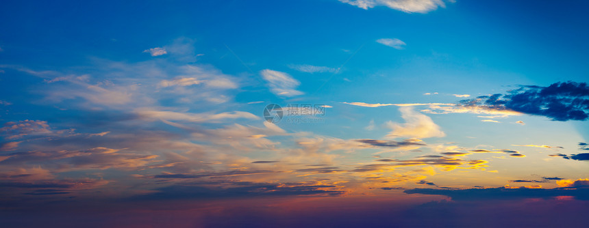 夜空中戏剧的云夜空云图片
