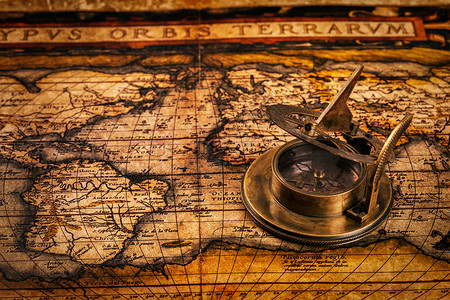 旅行地理导航背景古老的复古罗盘与日晷古代世界古上的老式指南针图片