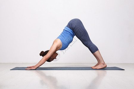 女人做瑜伽尤斯卡尔高清图片