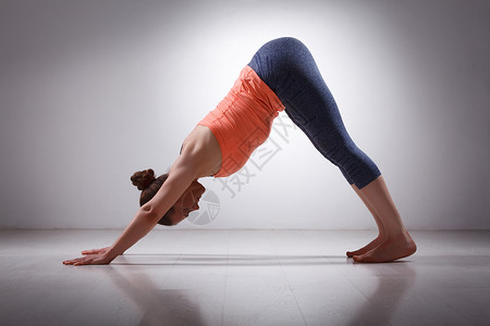 女人做瑜伽多姆尼亚斯卡高清图片
